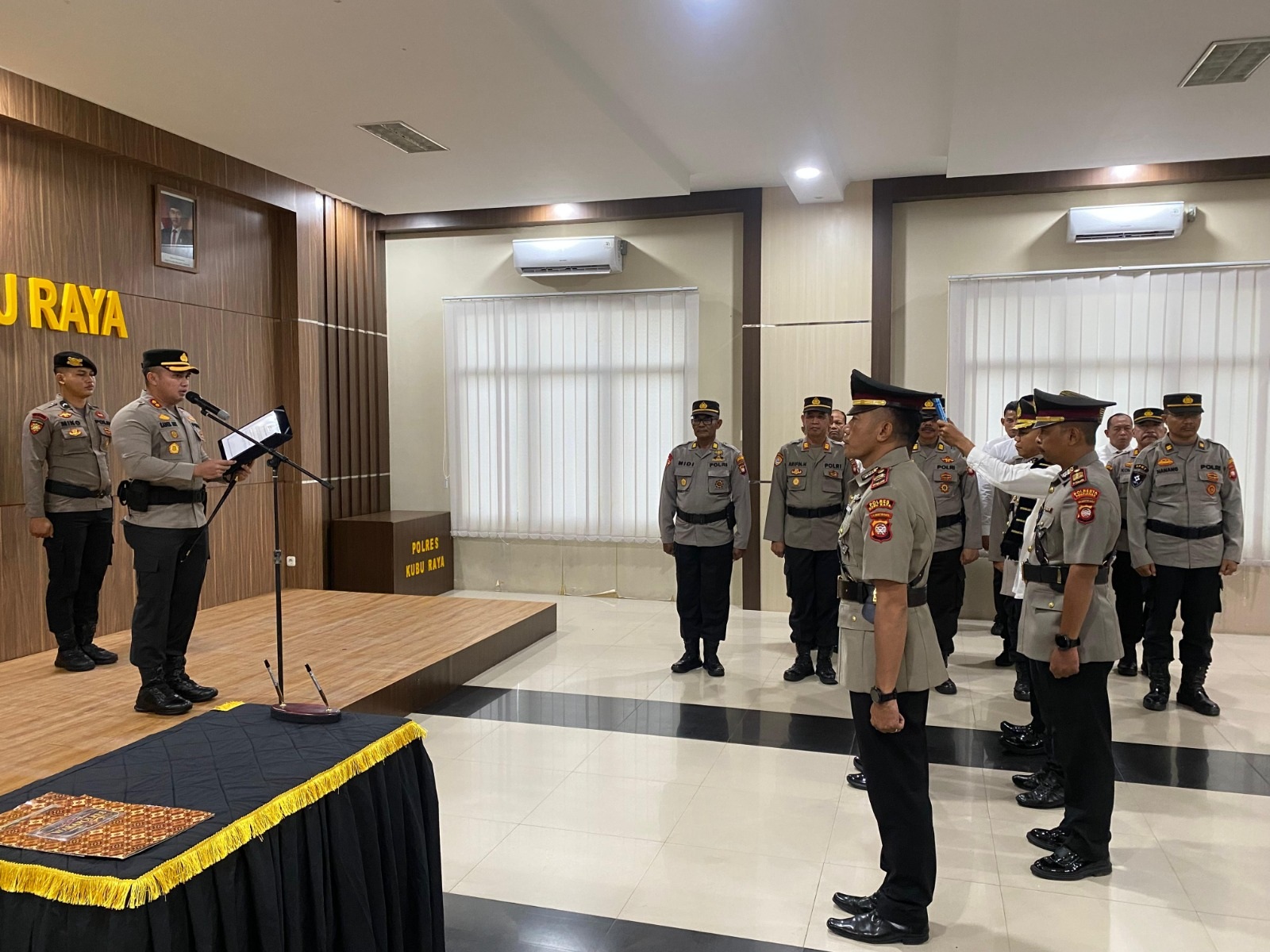 Serah terima jabatan Wakapolres dan Kasatlantas Polres Kubu Raya di Aula Mapolres, Jumat (9/1).