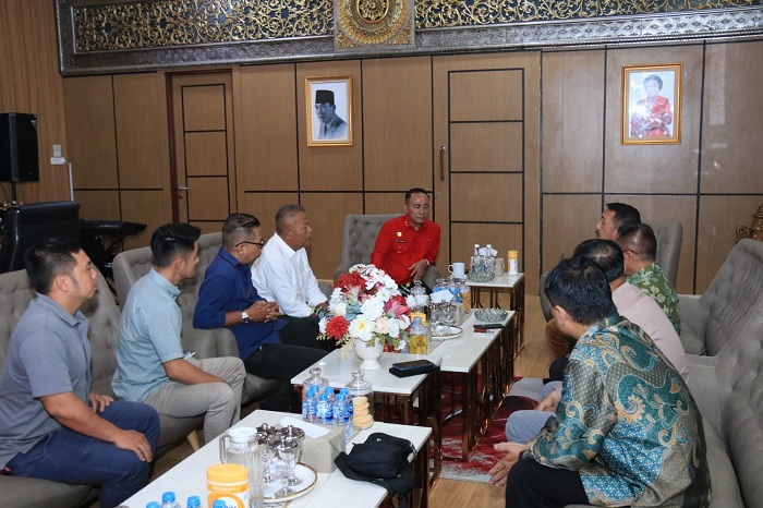 BINCANG: Wakil Gubernur Kalbae, Krisantus Kurniawan, saat berbincang-bincang dengan pengurus Persatuan Menembak Indonesia Provinsi Kalbar.