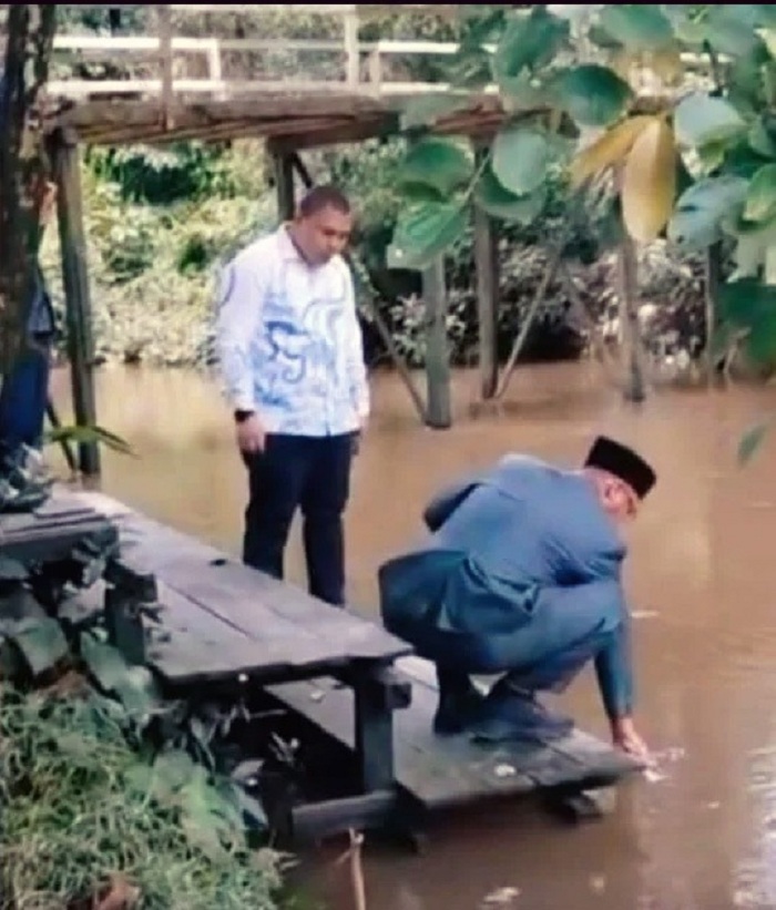 TINJAU: Wakil Ketua II DPRD Sanggau, Roby Sugianto, saat meninjau langsung kondisi air Sungai Sekayuk yang diduga tercemar limbah sawit, Kamis (8/1).