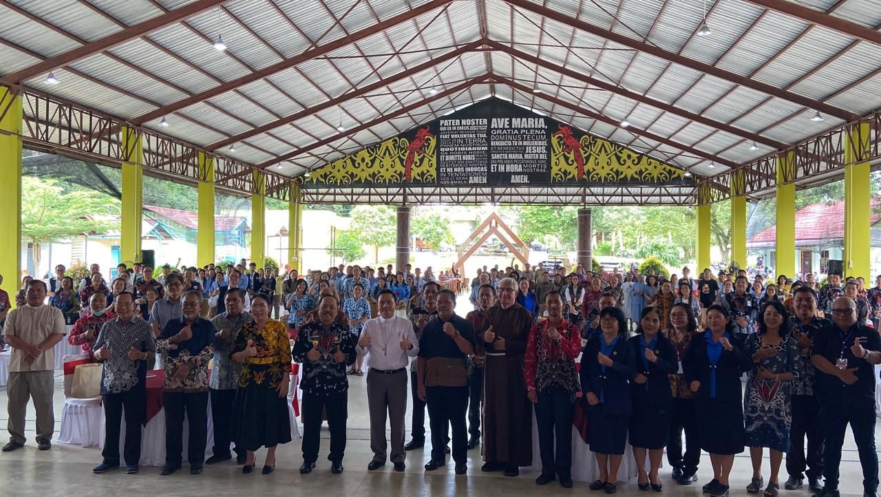 TALK SHOW: Para narasumber panitia dan peserta kegiatan Talks Show 100 Tahun Paroki Katedral Sanggau saat foto bersama di Mega Tenda Keuskupan Sanggau, Kabupaten Sanggau.