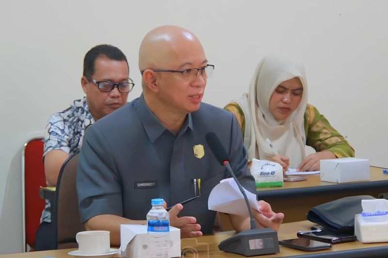 RAPAT: Suasana rapat di Gedung DPRD Singkawang mengenai laporan masyarakat terkait adanya praktik penjualan LKS di sekolah
