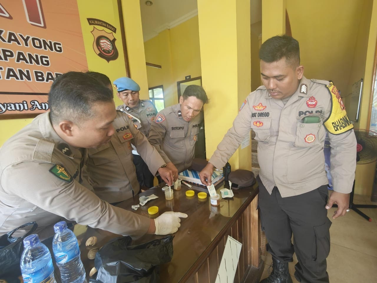 TES URINE : Beberapa anggota polisi yang bertugas di Polsek menjalani tes urine yang dilaksanakan Propam Polres Ketapang.