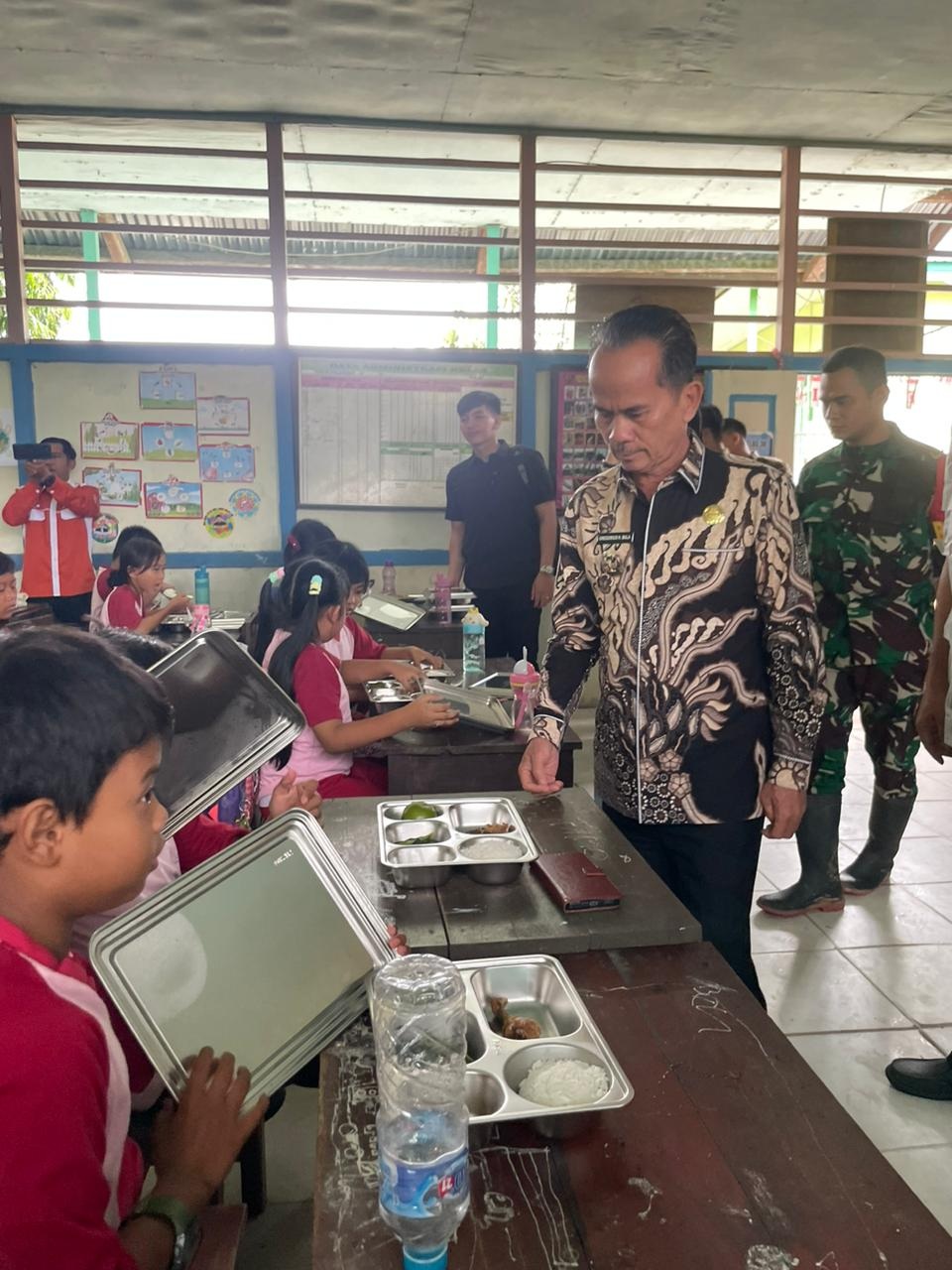 KOMUNIKASI : Bupati Sintang, Gregorius Herkulanus Bala, menekankan pentingnya komunikasi terbuka antara pihak sekolah, orang tua murid, pengelola dapur, dan Badan Gizi Nasional (BGN).