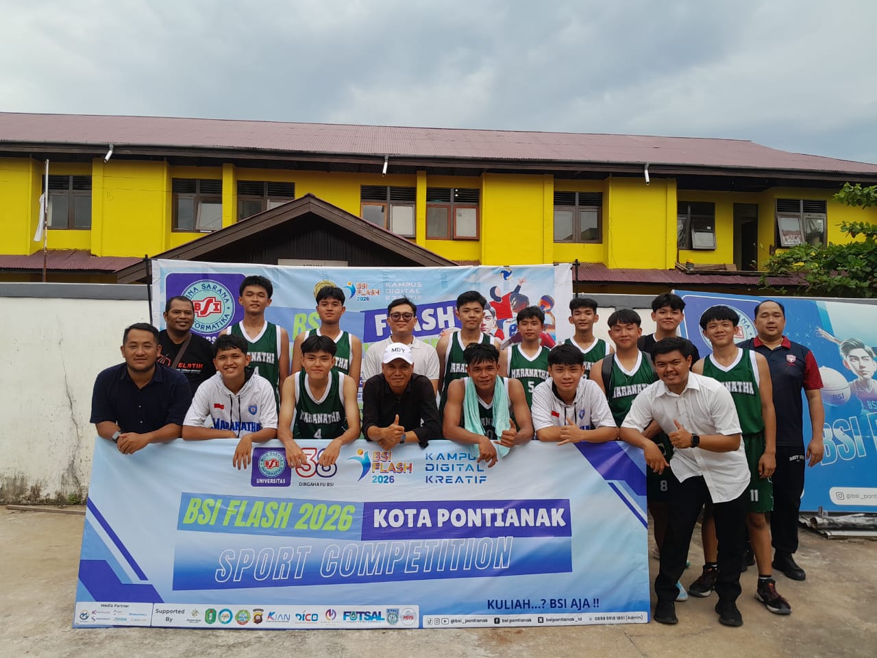 Tim basket SMA Maranatha Pontianak berpose usai tampil di ajang **BSI Flash 2026 Sport Competition** Kota Pontianak.