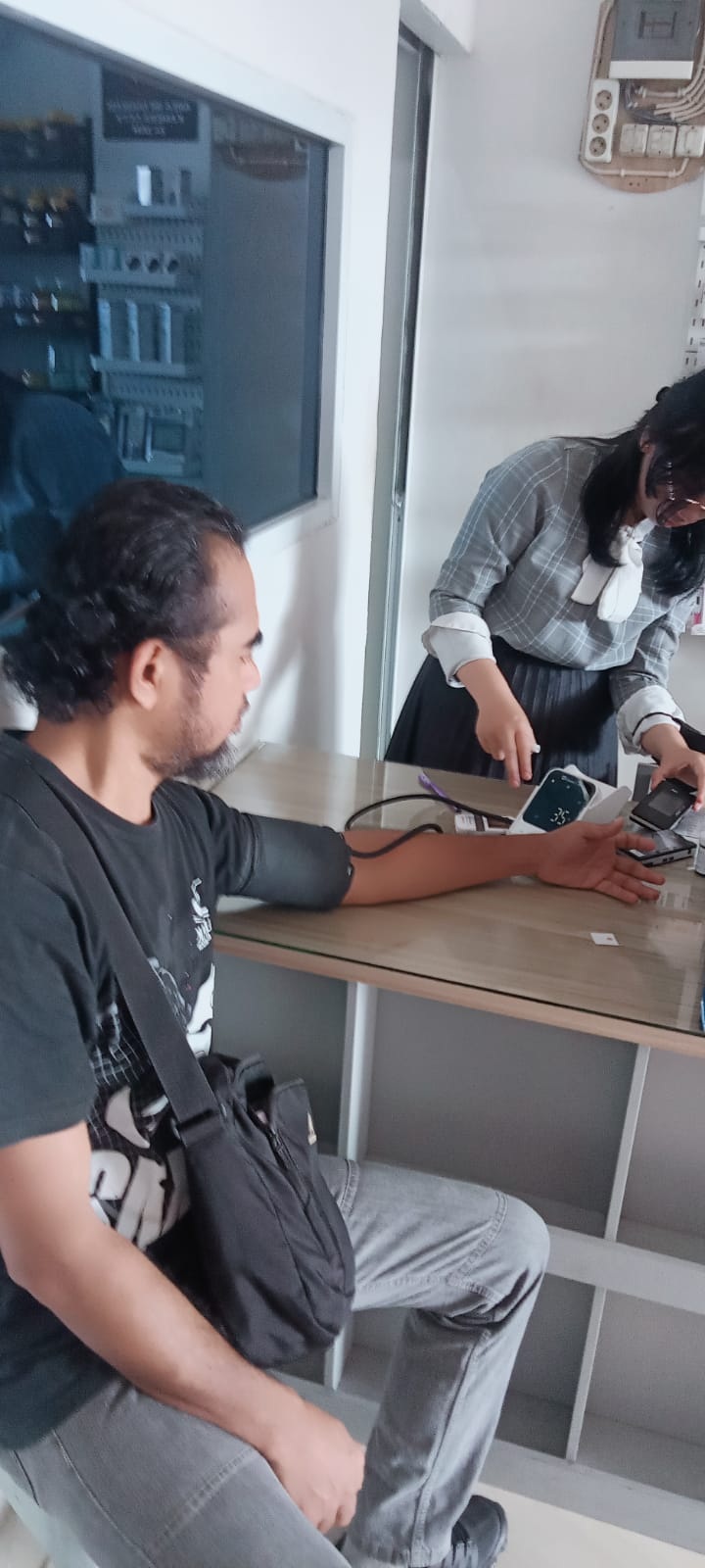 RUTIN: Pemeriksaan tekanan darah secara rutin menjadi langkah penting untuk mendeteksi hipertensi sejak dini.