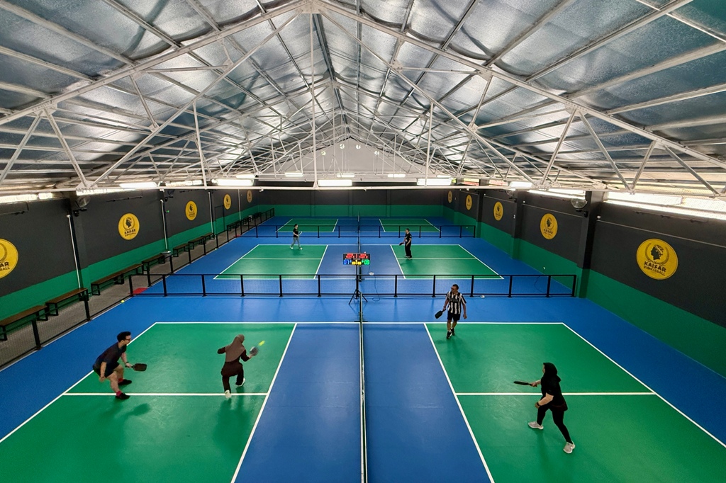 Permainan Pickleball di lapangan Kaisar Pontianak.