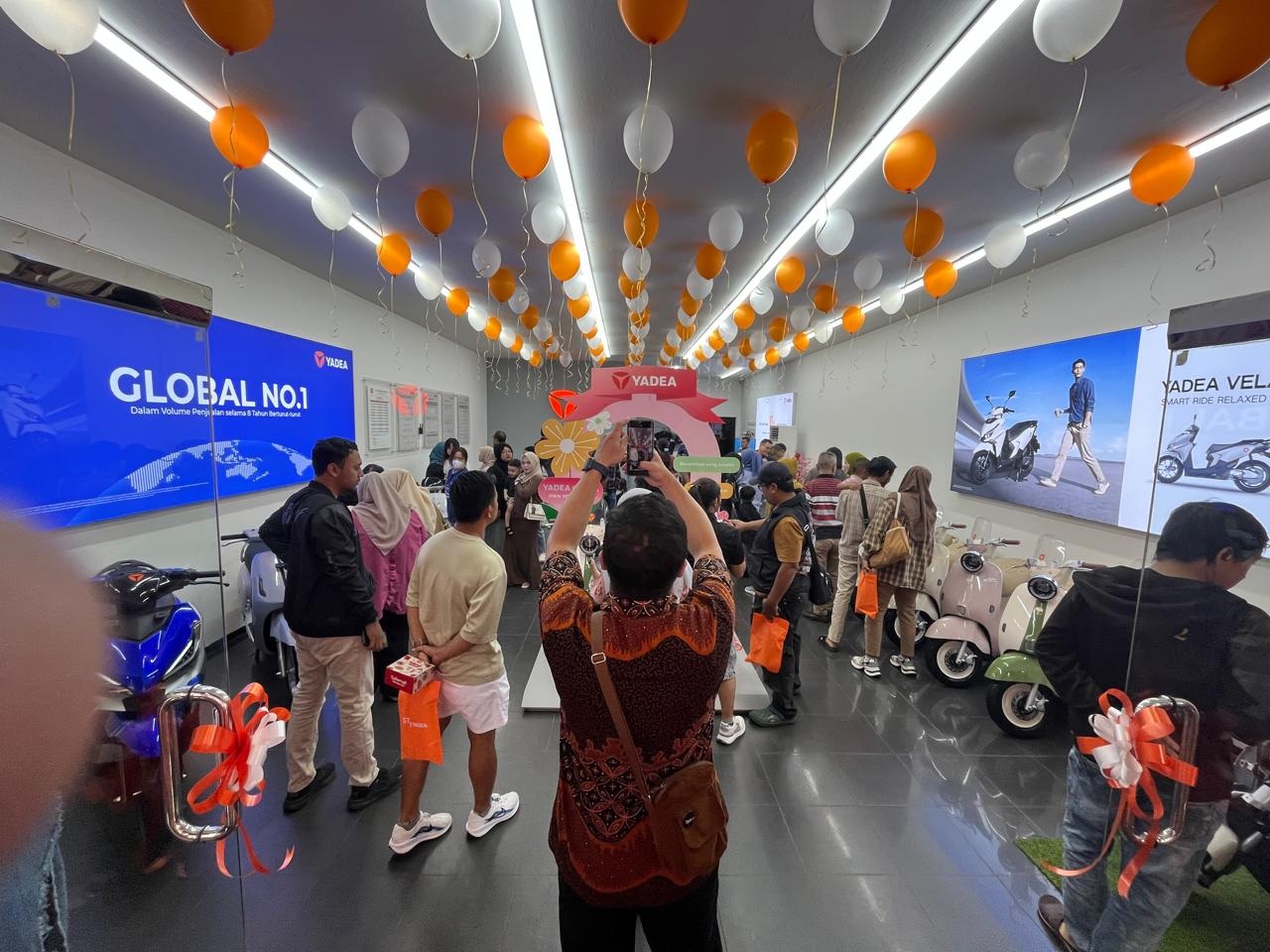 MOTOR LISTRIK: Aktivitas pengunjung di showroom motor listrik Yadea di Pontianak, Minggu (11/1).