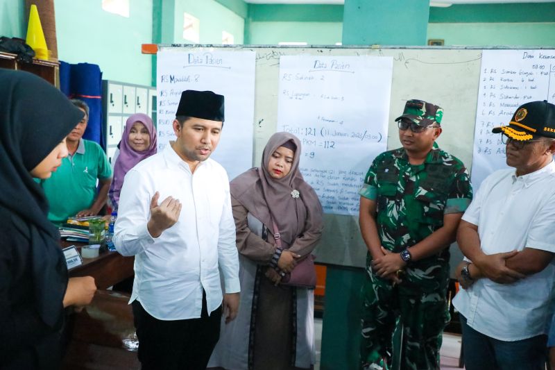 KERACUNAN MASSAL: Wakil Gubernur Jawa Timur Emil Elestianto Dardak usai meninjau Posko Layanan Kesehatan korban keracunan massal di Pondok Pesantren Ma&rsquo;had An Nur, Mojokerto, Jawa Timur, Minggu (11/1)