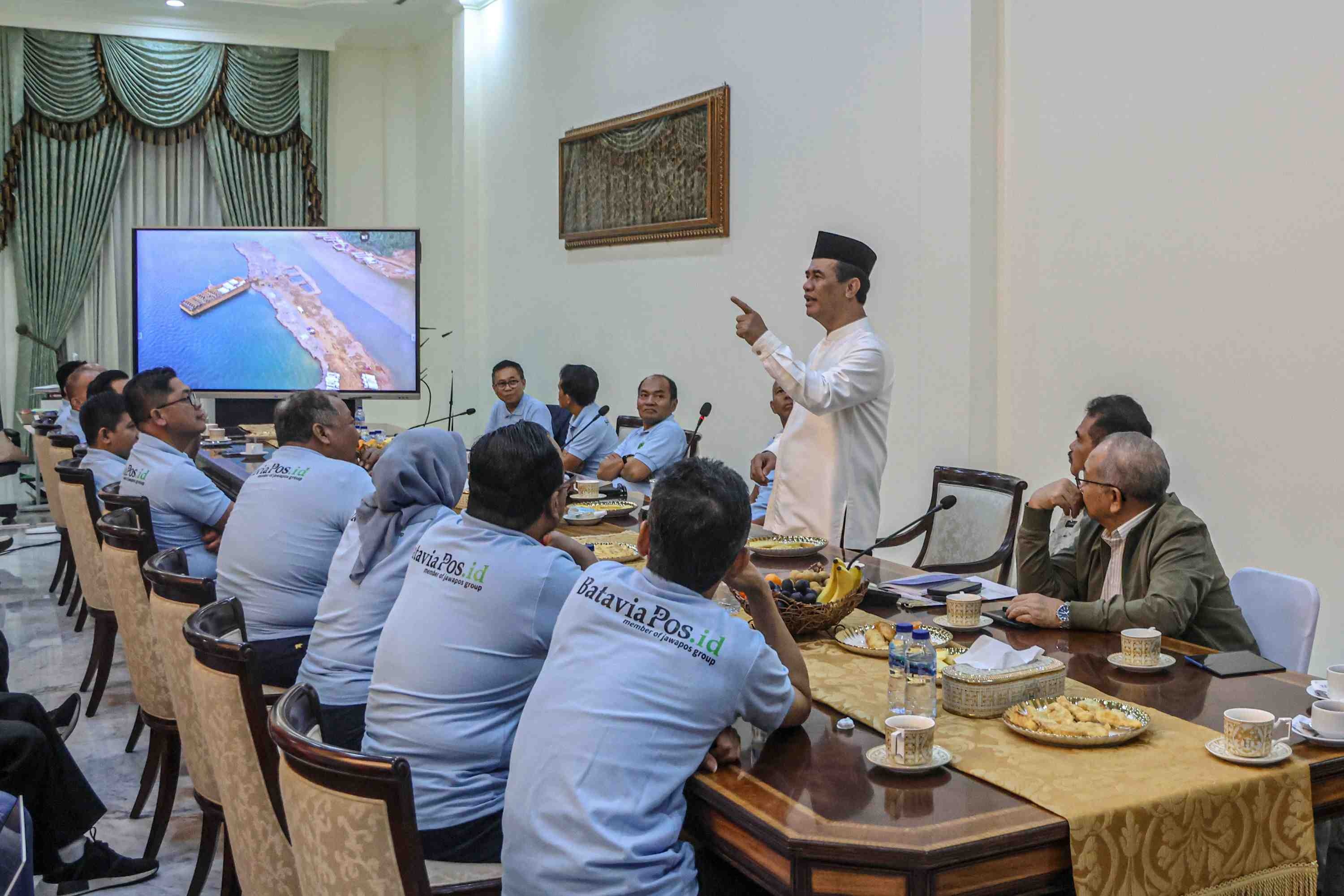 PAPARKAN: Menteri Pertanian Andi Amran Sulaiman memaparkan capaian swasembada beras dan strategi hilirisasi komoditas pertanian dalam pertemuan hangat bersama pimpinan Jawa Pos Group di kediaman priba