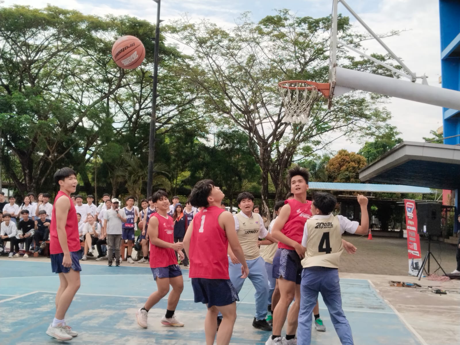 Aksi perebutan bola di bawah ring mewarnai laga basket pelajar jelang Honda DBL West Kalimantan 2025&ndash;2026.