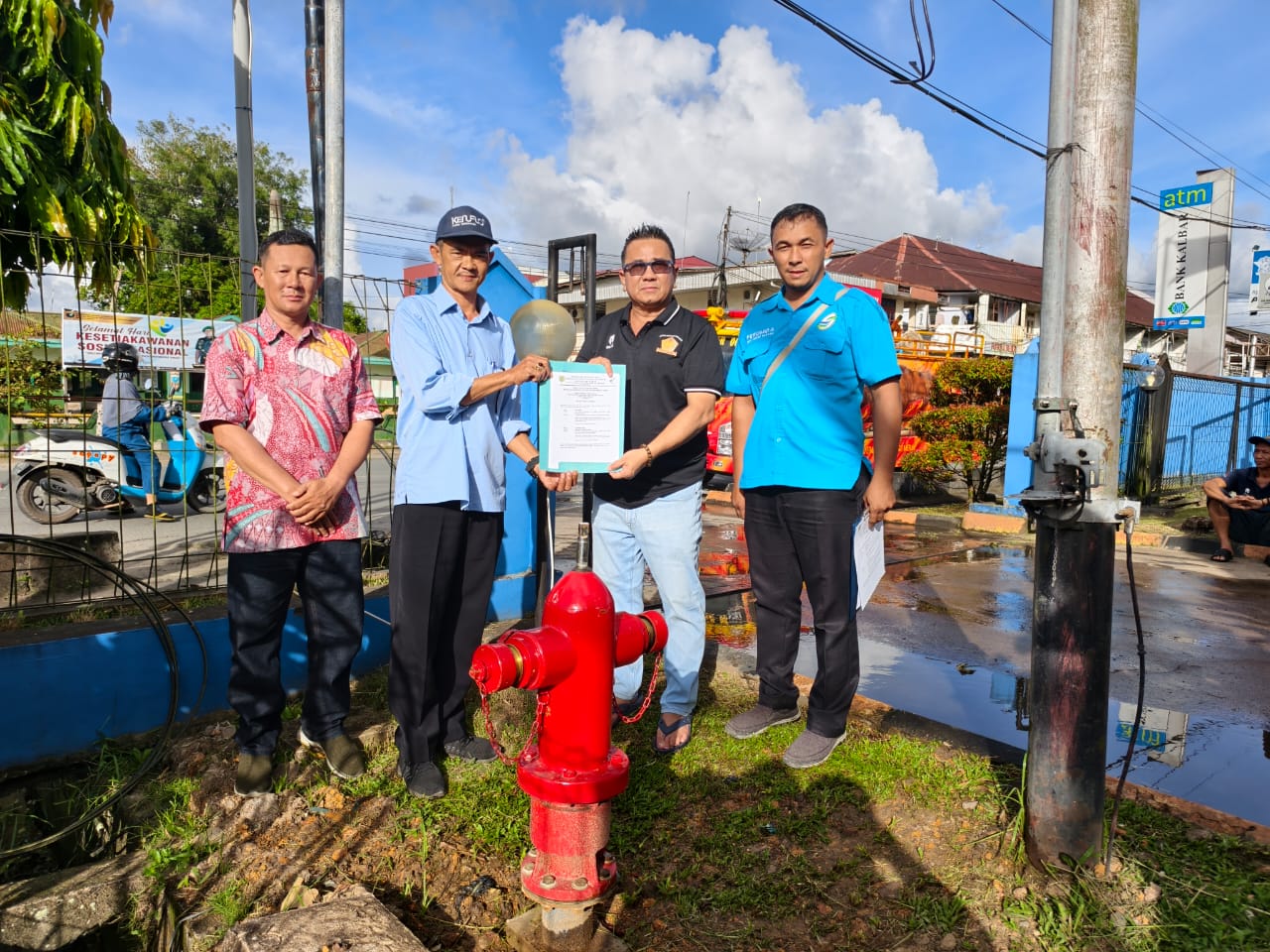 Anggota DPRD Kabupaten Sambas yang juga Ketua BPK Sambas saat terima hydrant yang dibangun PDAM.