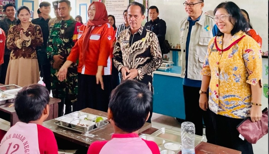 TINJAU: Bupati Sintang, Gregorius Herkulanus Bala, saat meninjau pelaksanaan program MBG di SDN 12 Jerora.