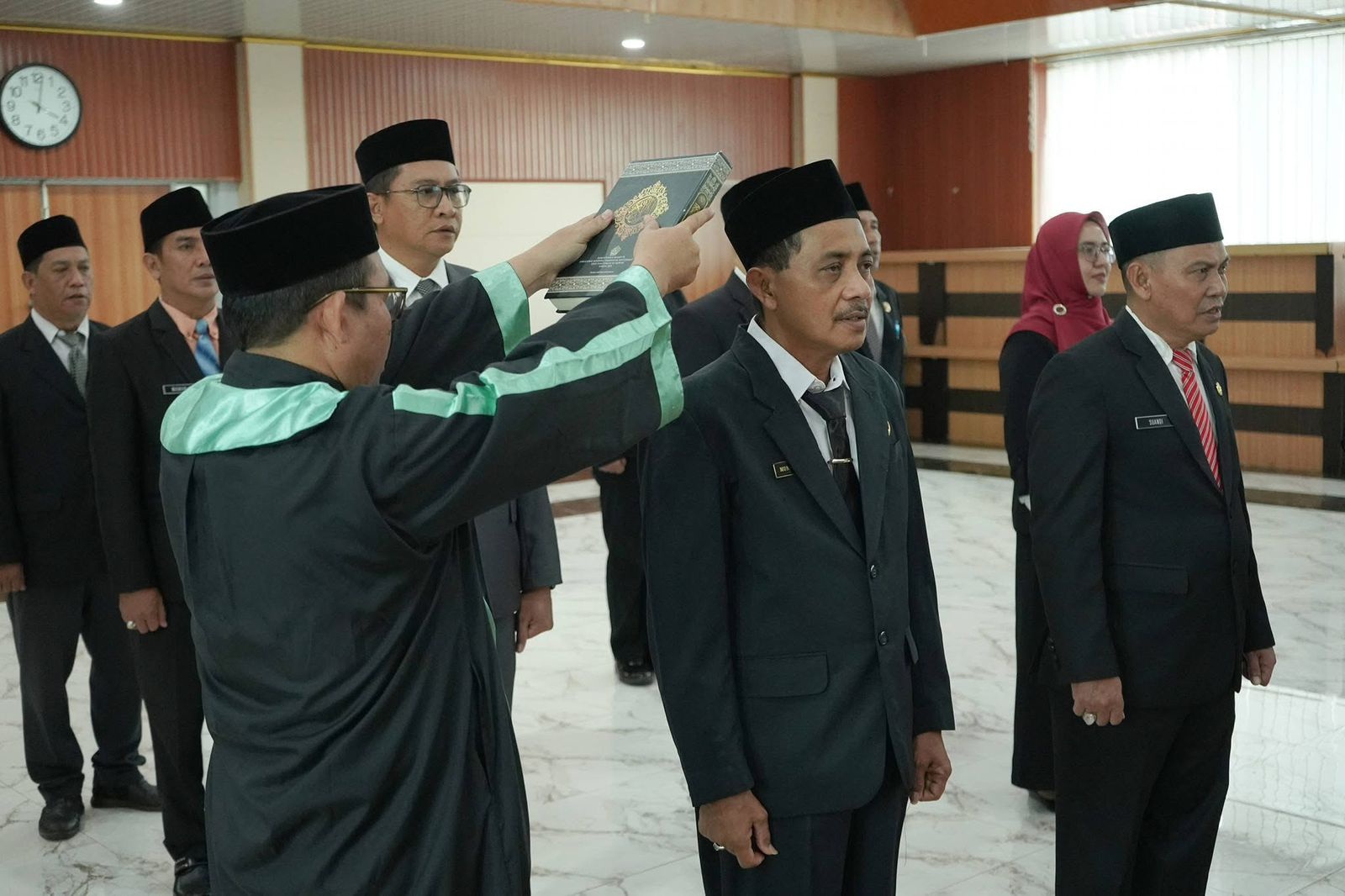 LANTIK: Pejabat administrator dan pejabat pengawas di lingkungan Pemkab Ketapang dilantik dan diambil sumpahnya di bawah kitab suci, Jumat (9/1).