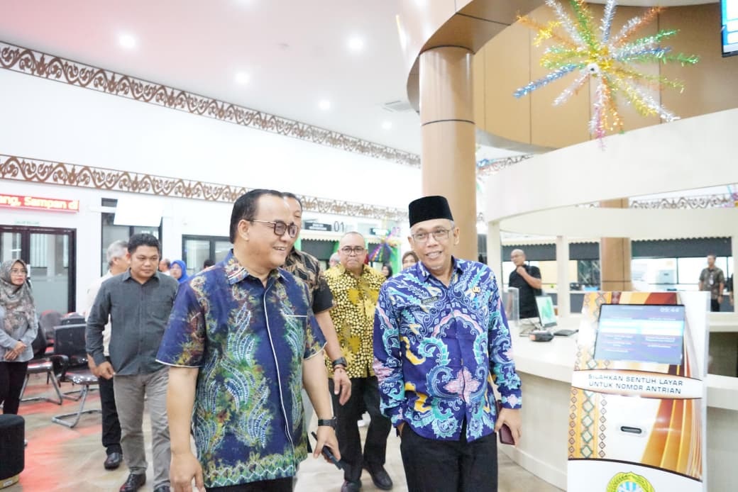 STUDI TIRU: Rombongan dari Pemkot Balikpapan saat meninjau MPP Pontianak di Jalan Kapten Marsan, Sabtu (10/1).