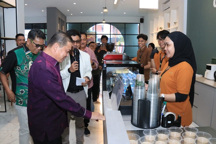 APRESIASI: Gubernur Ria Norsan mengapresiasi hadirnya Green Asana Coffee sebagai tambahan destinasi kuliner baru di Kalbar.
