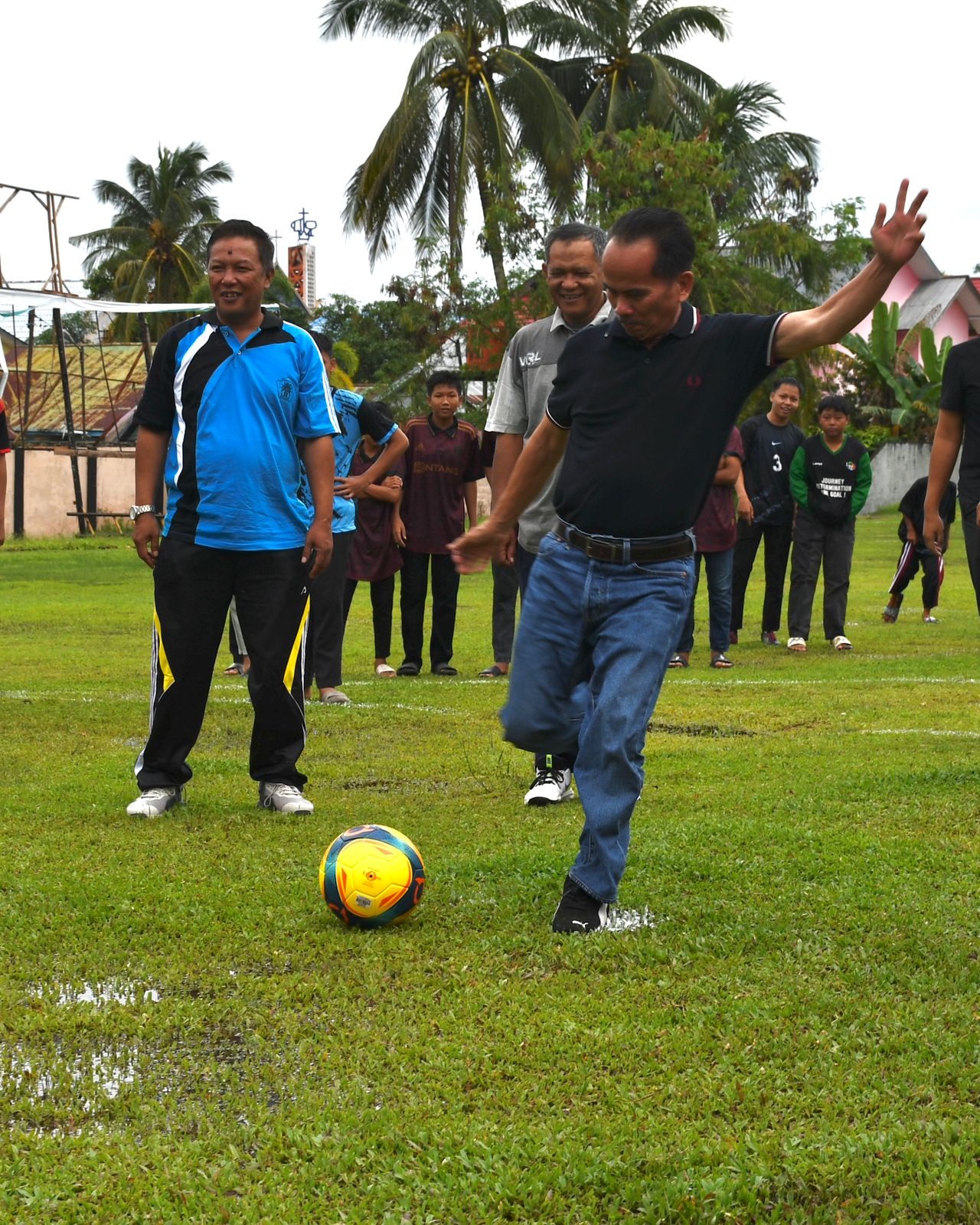 TURNAMEN: Turnamen sepak bola antar SMP/MTs se-Kabupaten Sintang bertajuk SMKS Muhammadiyah Cup resmi bergulir di Lapangan Kodim 1205 Sintang, Sabtu (10/1).