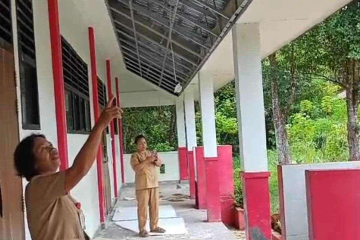Pihak SDN 05 Ingko Tambe saat menunjukkan kerusakan plafon. Sekolah yang dibangun pada tahun 2022 tersebut menghabiskan anggaran kurang lebih Rp3 miliar.