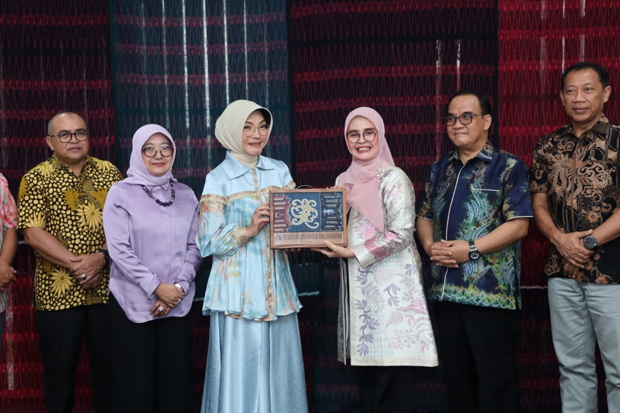 TINJAU: Ketua Dekranasda Kota Pontianak Yanieta Arbiastutie menyambut rombongan Pemkot Balikpapan yang dipimpin Wakil Wali Kota Balikpapan Bagus Susetyo saat meninjau UMKM Center Pontianak.