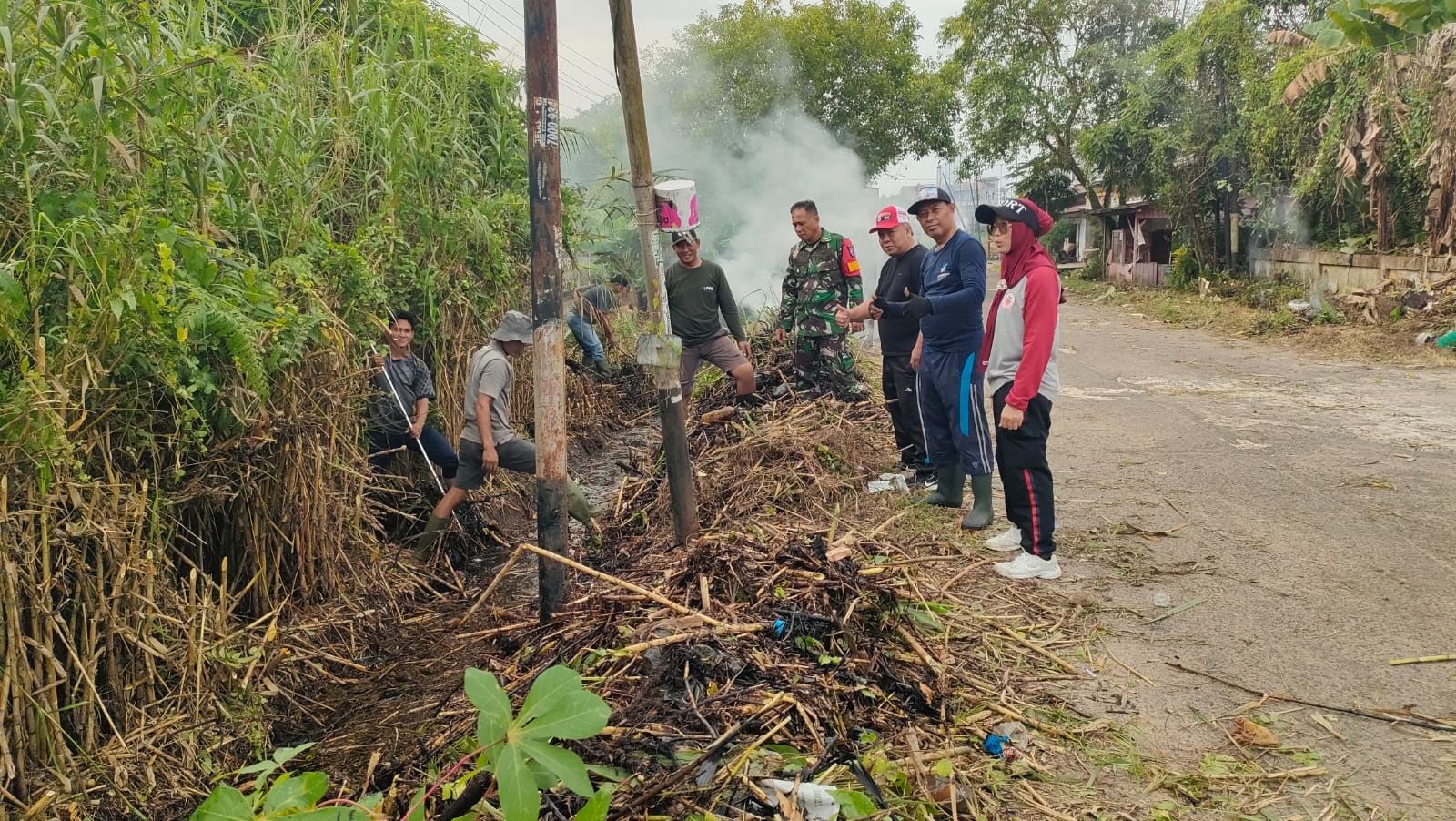 warga saat bergotong royong membersihkan parit di Jalan Pendidikan.