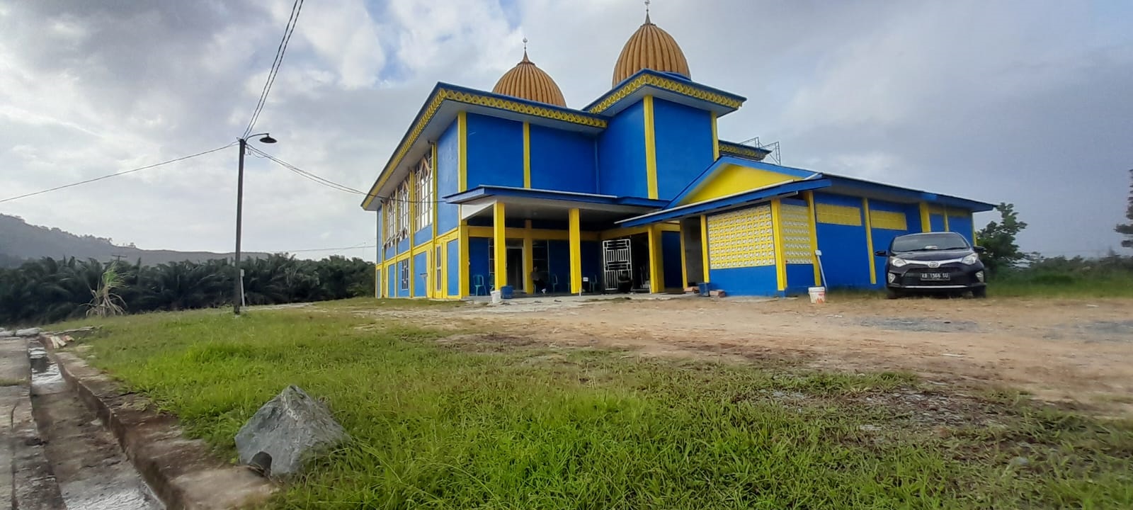 SELESAI DIBANGUN: Sejumlah warga terlihat singgah untuk salat dan istirahat di Masjid Hijrah As Subhan usai mengunjungi PLBN Aruk.