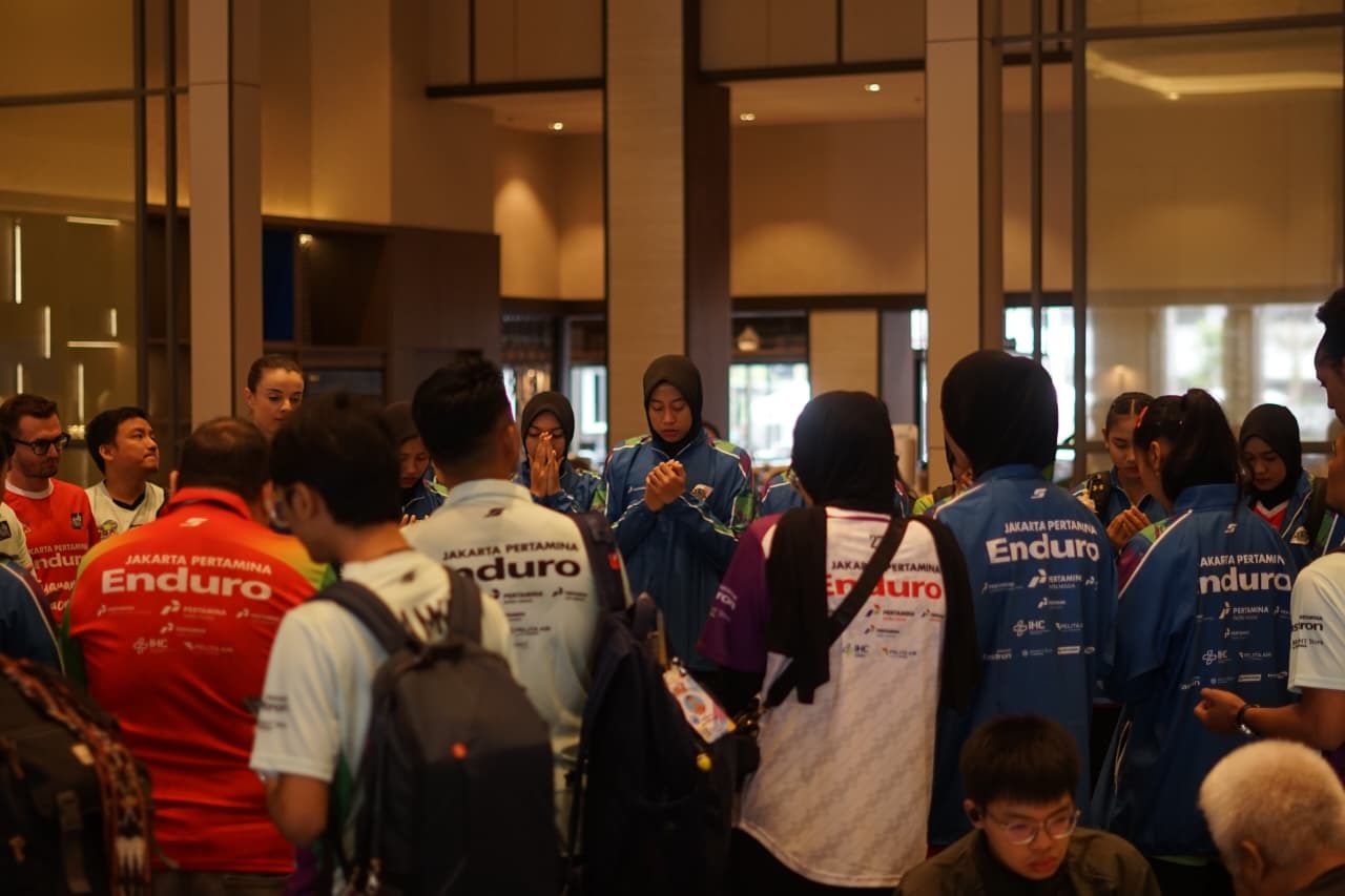 PROLIGA : Pemain salah satu tim Proliga 2026 berdoa di lobi hotel sebelum berangkat menggunakan bus DAMRI menuju GOR Terpadu A Yani Pontianak untuk melakoni pertandingan.