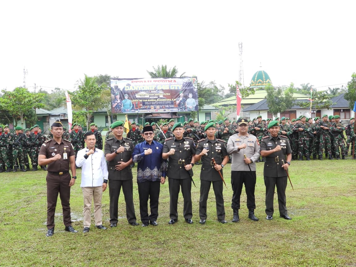 SERTIJAB: Wakil Bupati Sambas, Kapolres, Ketua DPRD Sambas, Kejari Sambas saat menghadiri upacara sertijab Danyonif 645 Gardatamayudha.