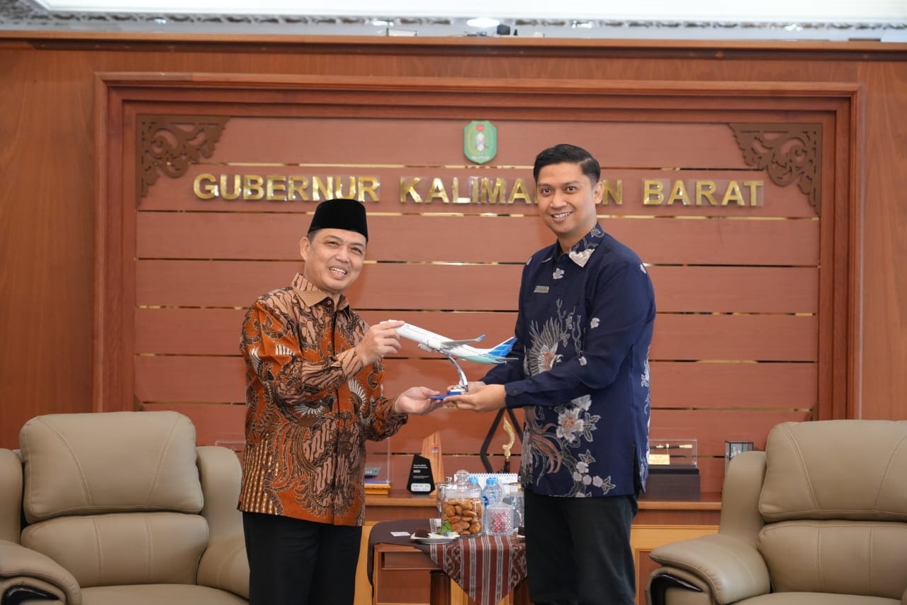 BAHAS PARIWISATA: Gubernur Kalimantan Barat Ria Norsan berfoto bersama Asisten Vice President Branch Manager Garuda Indonesia Pontianak, Widya Kurniawan Putra usai pertemuan di Pontianak, Senin (12/1)