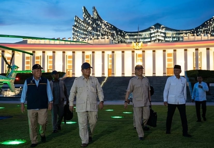 TINJAU IKN: Presiden RI Prabowo Subianto turun dari helikopter setibanya di helipad Istana Ibu Kota Negara (IKN) Nusantara, Kabupaten Penajam Paser Utara, Kalimantan Timur, Senin (12/1) sore. 