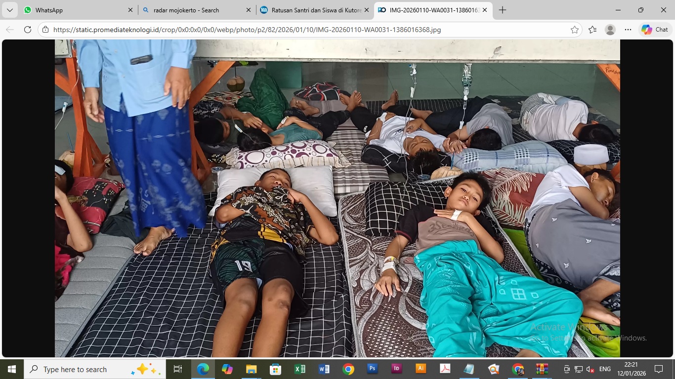 LEMAH: Siswa Ponpes Maahad Annur Desa Singowangi, Kecamatan Kutorejo, Mojokerto menjalani perawatan medis di kamar ponpes, Sabtu (10/1) siang.