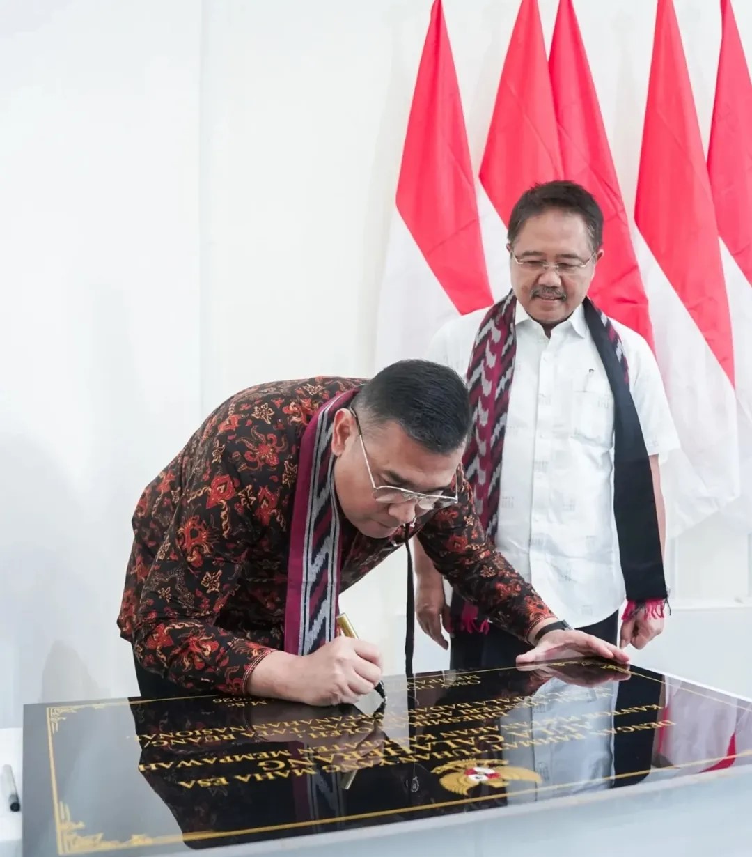 TANDA TANGAN: Wamen Ossy menandatangani prasasti peresmian aula Kantor ATR/BPN Mempawah.