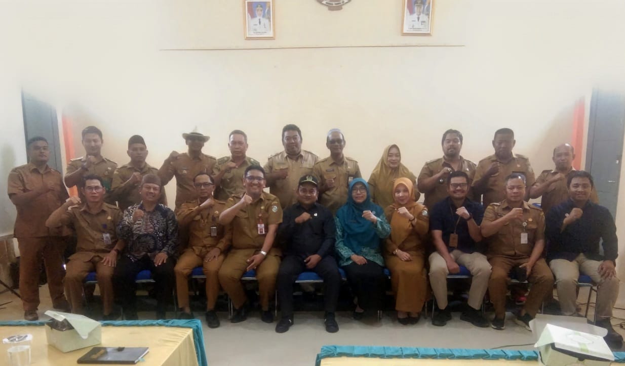 SOSIALISASI: Hudi Sarman (duduk di tengah) saat menghadiri sosialisasi program RLTH di kantor Camat Mempawah Timur.