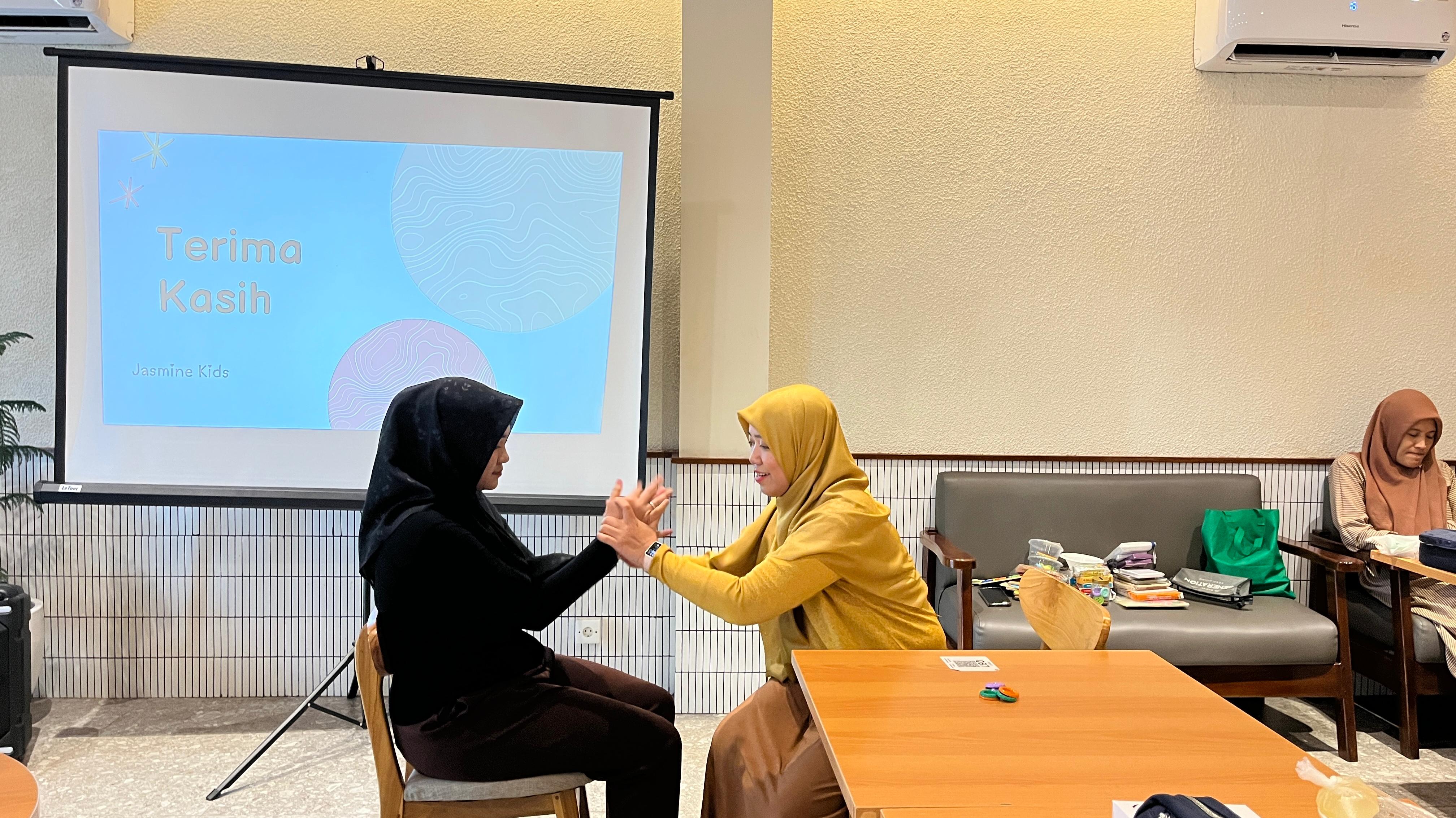 Peserta sedang mempraktikan role play training.