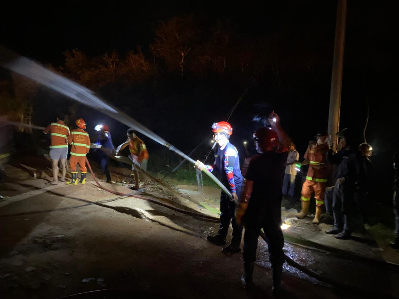 KEBAKARAN: Petugas memadamkan kebakaran di sebuah kandang ayam di Jalan Demang Akub, Kelurahan Setapuk Besar, Singkawang Utara, Senin (12/1) dini hari.