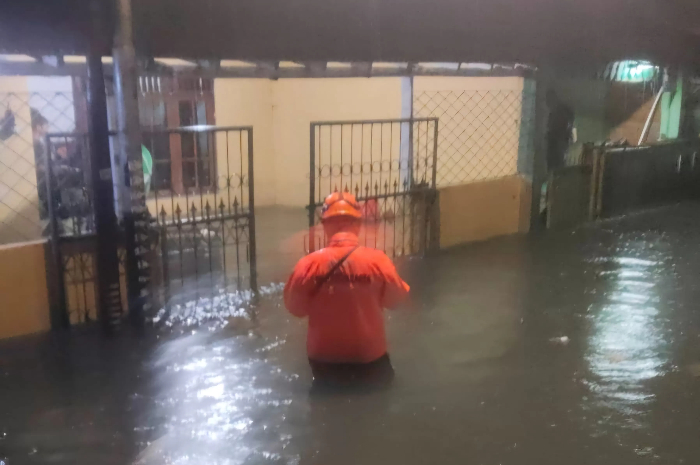 Banjir setinggi 75 sentimeter atau setara pinggang orang dewasa.