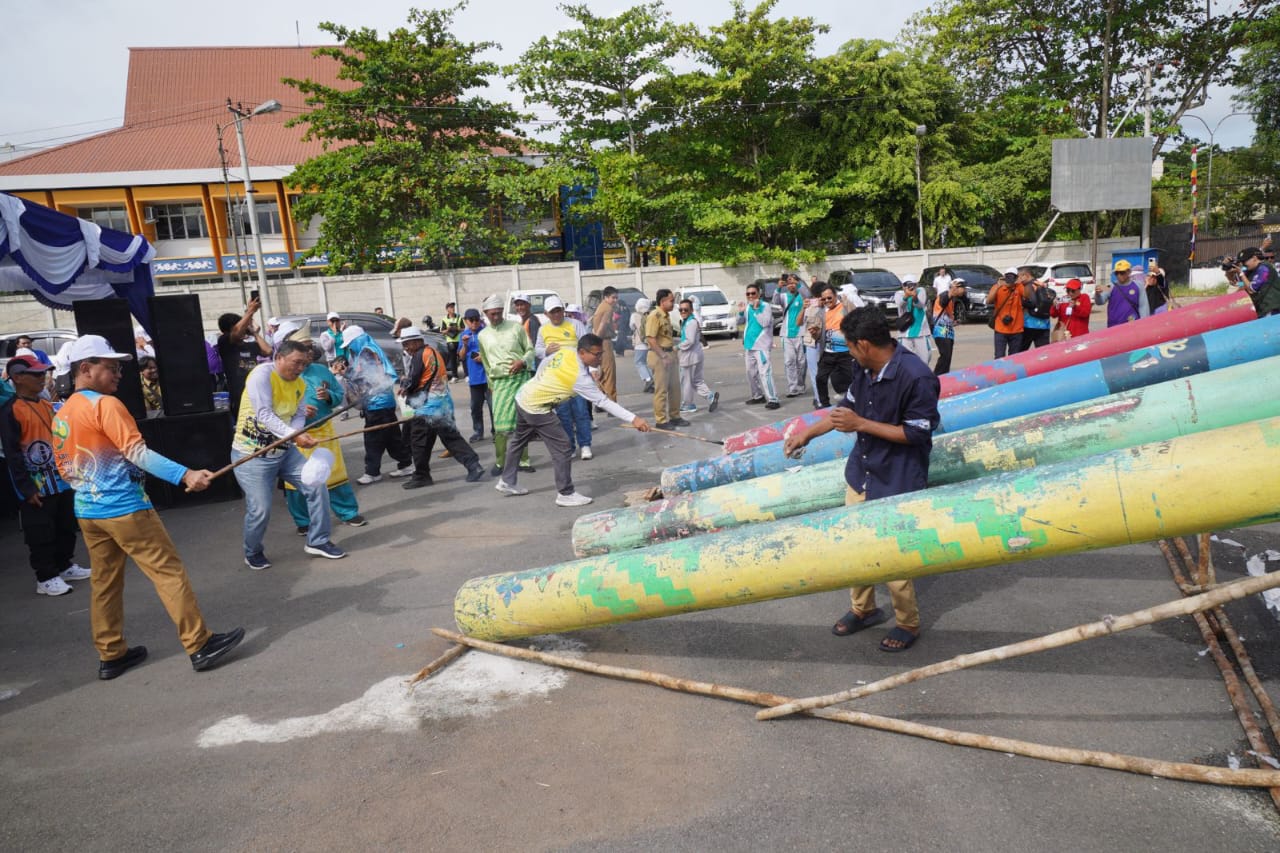 SIMBOLIS: Penyulutan meriam karbit menjadi simbolis Hari Amal Bakti (HAB) ke-80 Kemenag RI 2026 tingkat Kalbar.