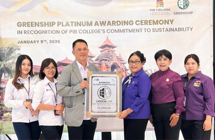 Kepala Sucofindo Denpasar, Rusdi Palureng saat menyerah kan secara langsung Sertifikat Greenship Platinum kepada PIB College