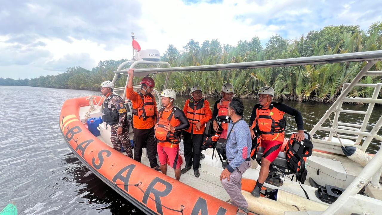 PENCARIAN : Tim gabungan Kayong Utara saat melakukan pencarian, Nuriman (48).