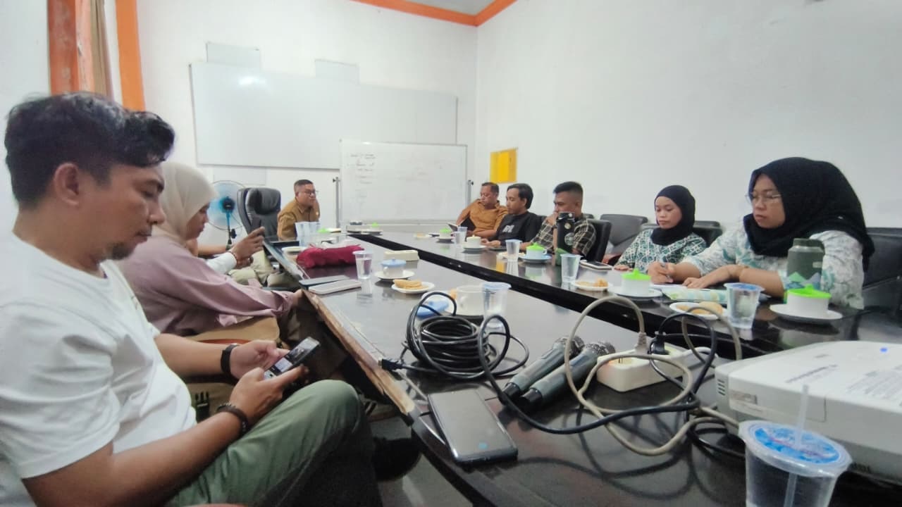 DISKUSI : Dinas Pendidikan menggelar diskusi bersama persiapan pameran fotografi bertema pendidikan, Senin (12/1).