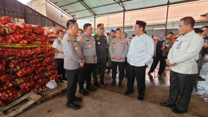 TINJAU: Menteri Pertanian Andi Amran Sulaiman meninjau gudang penyimpanan bawang bombai ilegal di kawasan Semarang Utara, Sabtu (10/1).