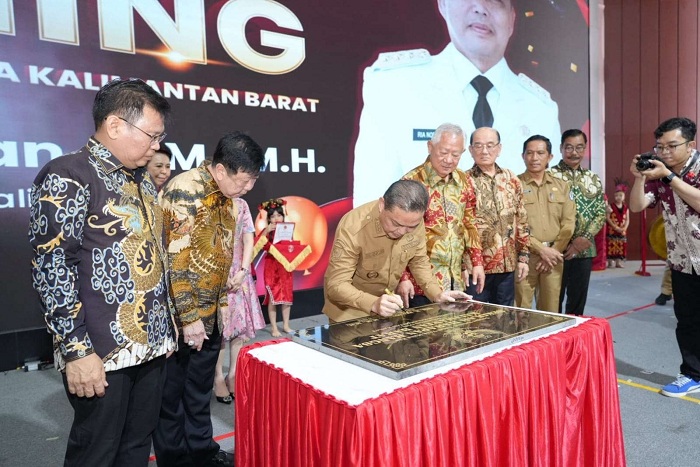 PERESMIAN: Gubernur Kalimantan Barat, Drs. H. Ria Norsan, M.M., M.H. meresmikan kembali operasionalnya Sekolah Harapan Bangsa (SHB) di Aula Sekolah Harapan Bangsa, Kubu Raya, Senin (12/1).