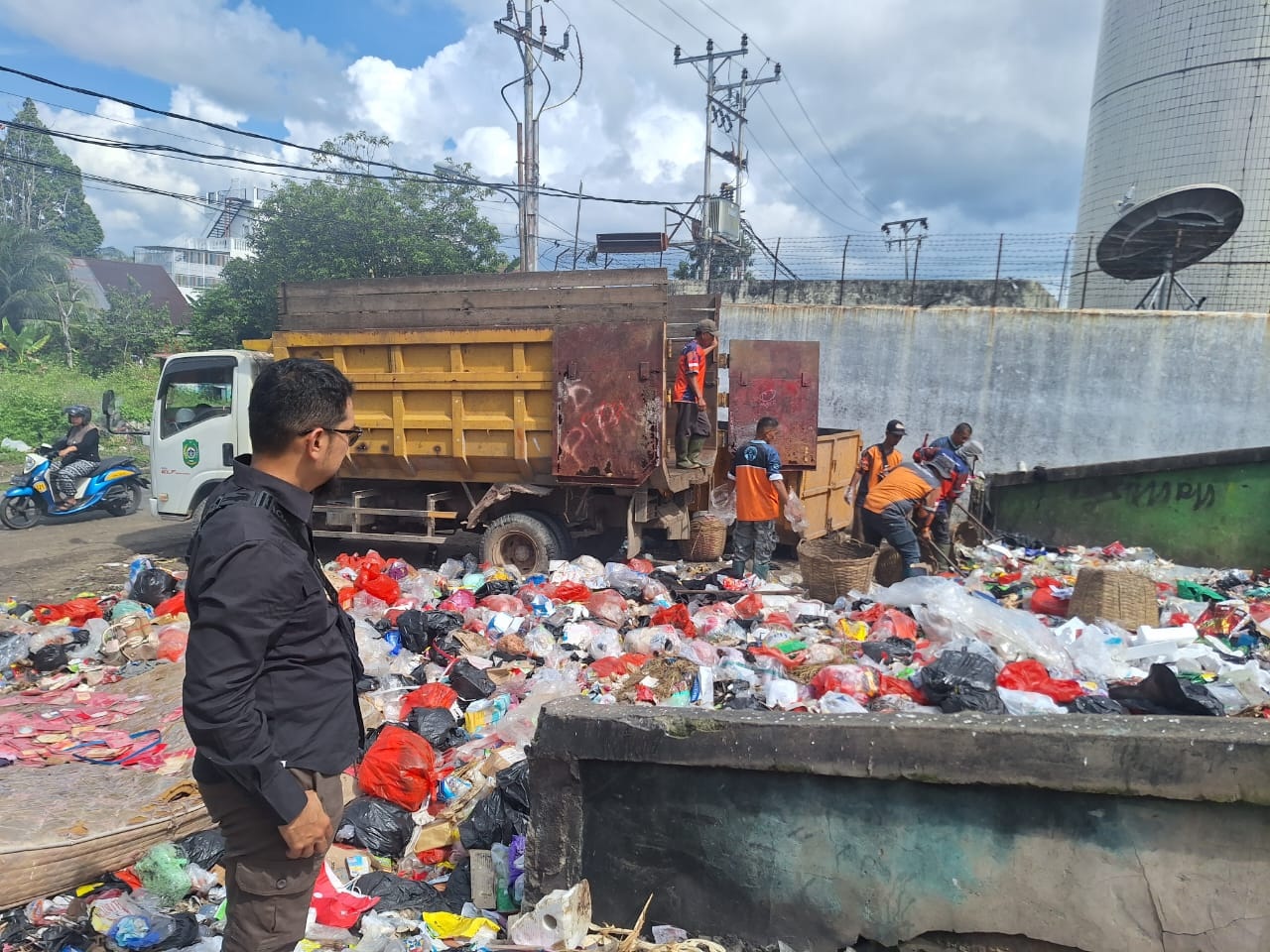 KERJA EKSTRA: Petugas kebersihan Kota Singkawang bekerja ekstra selama libur Natal dan Tahun Baru (Nataru).