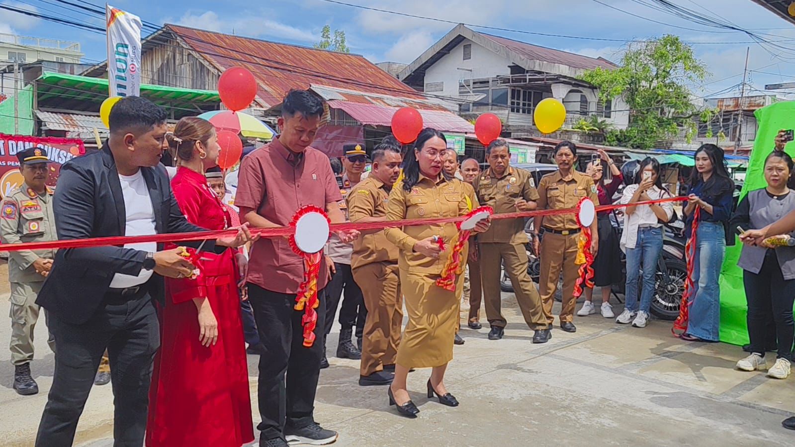 GUNTING PITA: Wabup Susana Herpena didampingi pimpinan OPD dan perwakilan Forkomimda serta owner Kopikoe melaksanakan gunting pita sebagai tanda peresmian Kopi Koe, Senin (12/1).