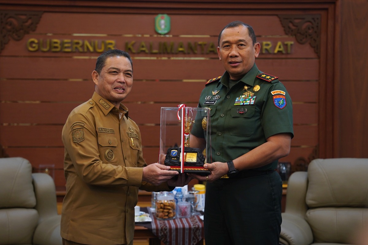Pangdam XII/Tanjungpura Mayjen TNI Jamallulael memberikan cinderamata kepada Gubernur Kalbar Ria Norsan jelang sertijab pada Senin (12/1).