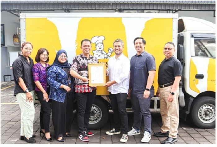 Kepala Cabang PT SUCOFINDO (Persero) Denpasar, Rusdi Palureng (batik tengah) saat menyerahkan Sertifikat Halal yang diterima langsung oleh Corporate General Manager Bapak Bakery, Ida Bagus Bhaskara