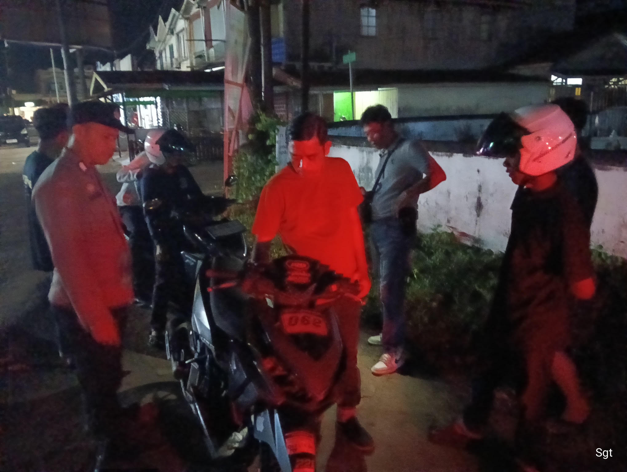 AMANKAN : Polisi mengamankan sepeda motor yang diduga melakukan balap liar di wilayah Kota Ketapang, Sabtu (10/1) malam.