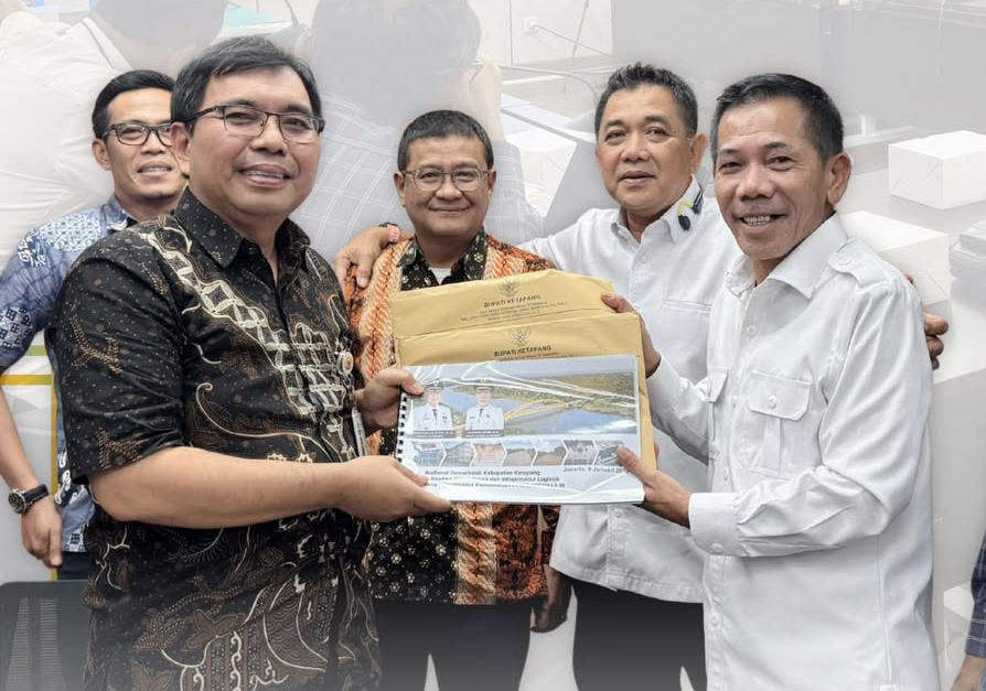 USULKAN PEMBANGUNAN : Wabup Ketapang, Jamhuri Amir, menyerahkan draf rencana pembangunan infrastruktur kepada Bappenas RI beberapa waktu lalu.