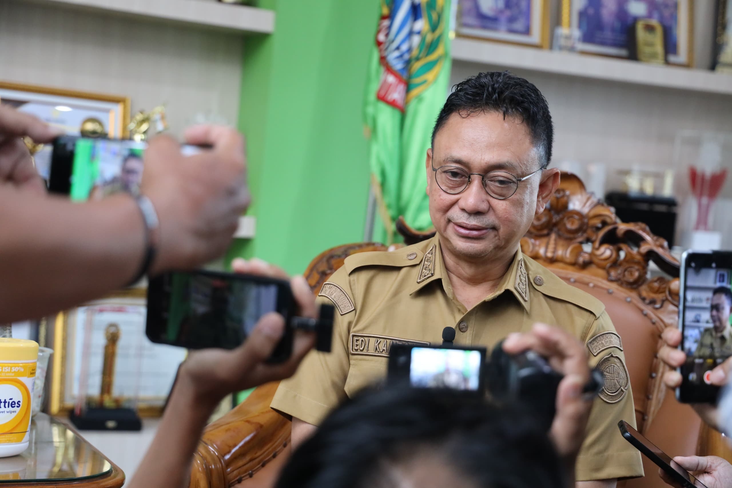 WAWANCARA: Wali Kota Pontianak, Edi Kamtono saat diwawancarai wartawan, Selasa (13/1/2025). Edi menyatakan Pemkot Pontianak menyiapkan lahan pemakaman baru untuk mengatasi keterbatasan  pemakaman umum