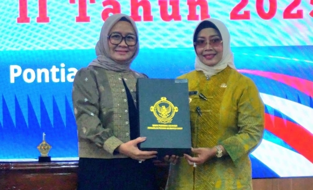 SERAHKAN LAPORAN: Bupati Mempawah Erlina menyerahkan Laporan Hasil Pemeriksaan (LHP) atas Pemeriksaan Kepatuhan dari BPK RI Perwakilan Provinsi Kalimantan Barat di Aula BPK RI Perwakilan KalBar