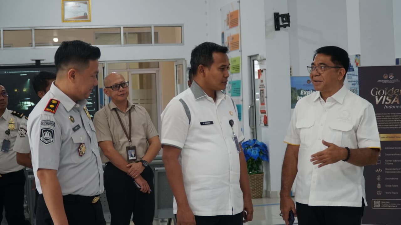 Kunjungan kerja anggota DPR RI Komisi XIII, Franciscus Maria Agustinus Sibarani, di Kantor Imigrasi Ketapang, 12 Januari 2026, untuk mengevaluasi penanganan WNA pasca kerusuhan.