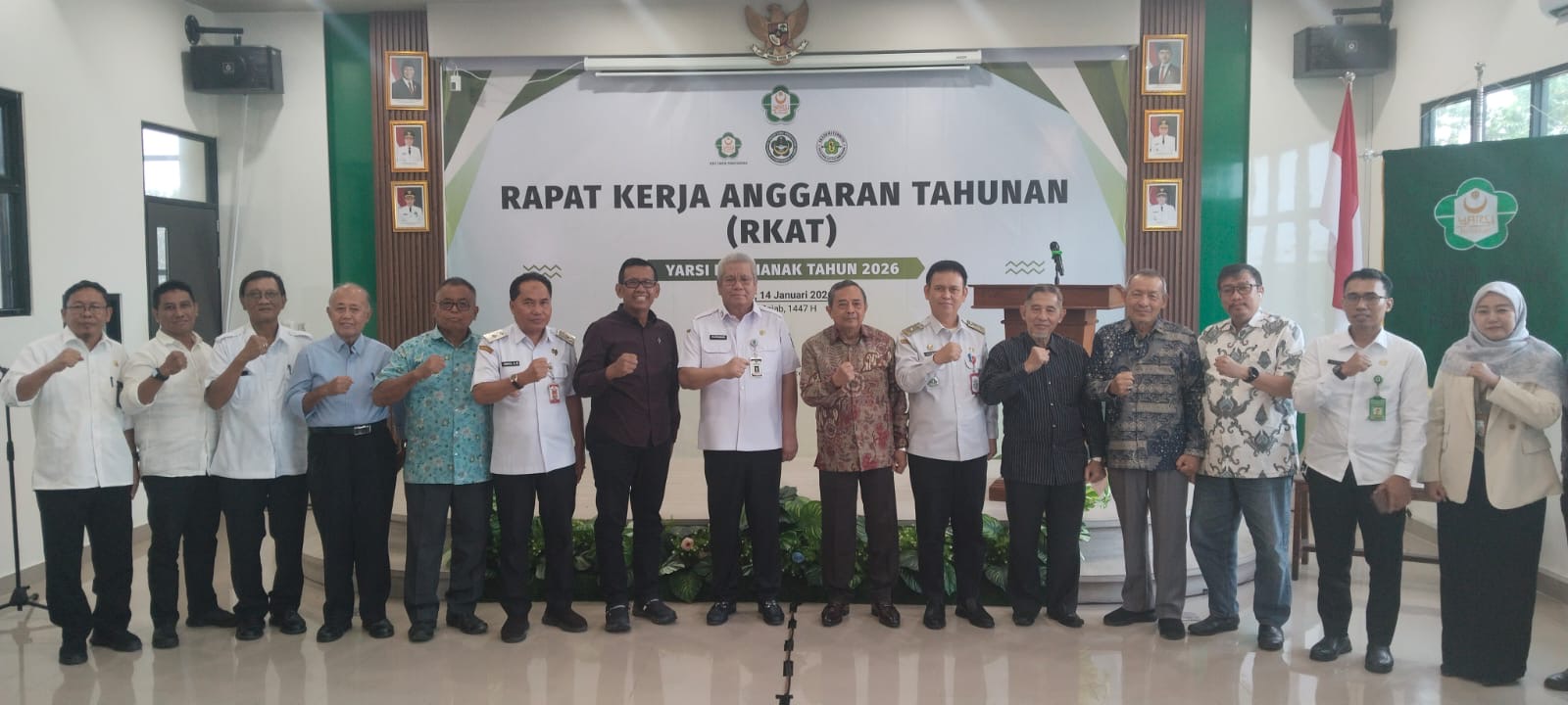 Unsur Pembina, Pengurus, serta perwakilan unit pelaksana usaha di lingkungan Yayasan YARSI menghadiri RKAT di Gedung STIKES YARSI Pontianak.